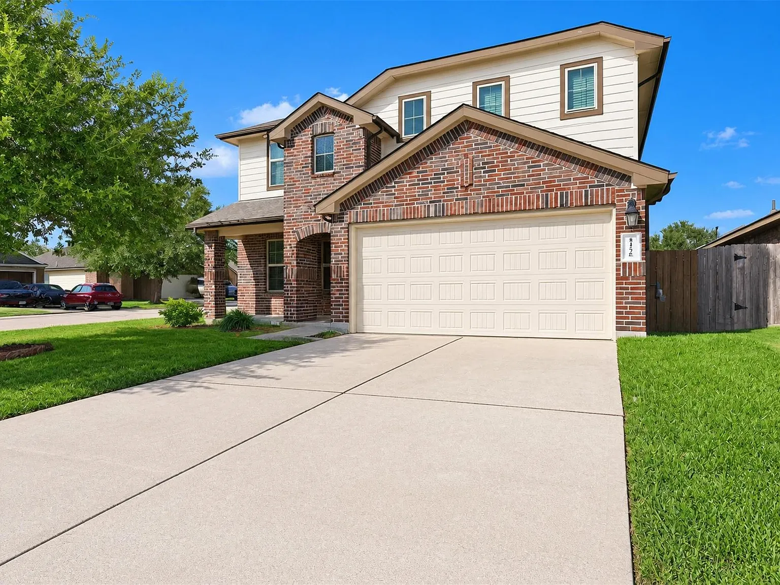 4 bed, 2.5 bath, 2398 sqft, $2,800 — Photo 4