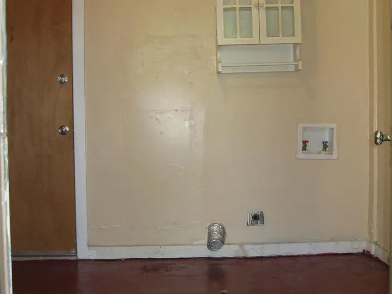 LARGE LAUNDRY ROOM