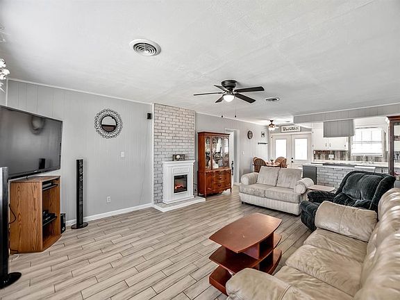 3rd image of 306 Lakeshore N