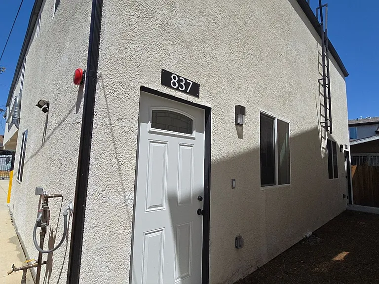 33(835E) — Photo 10