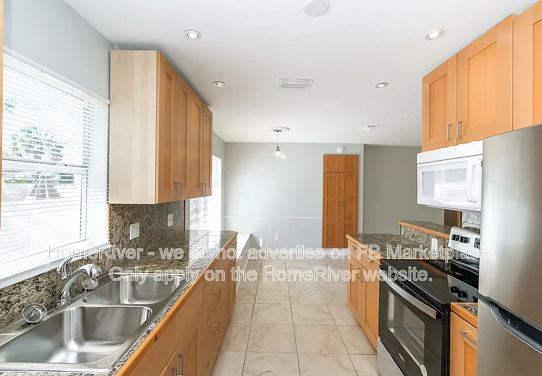 1628 Arizona Ave NE — Photo 3