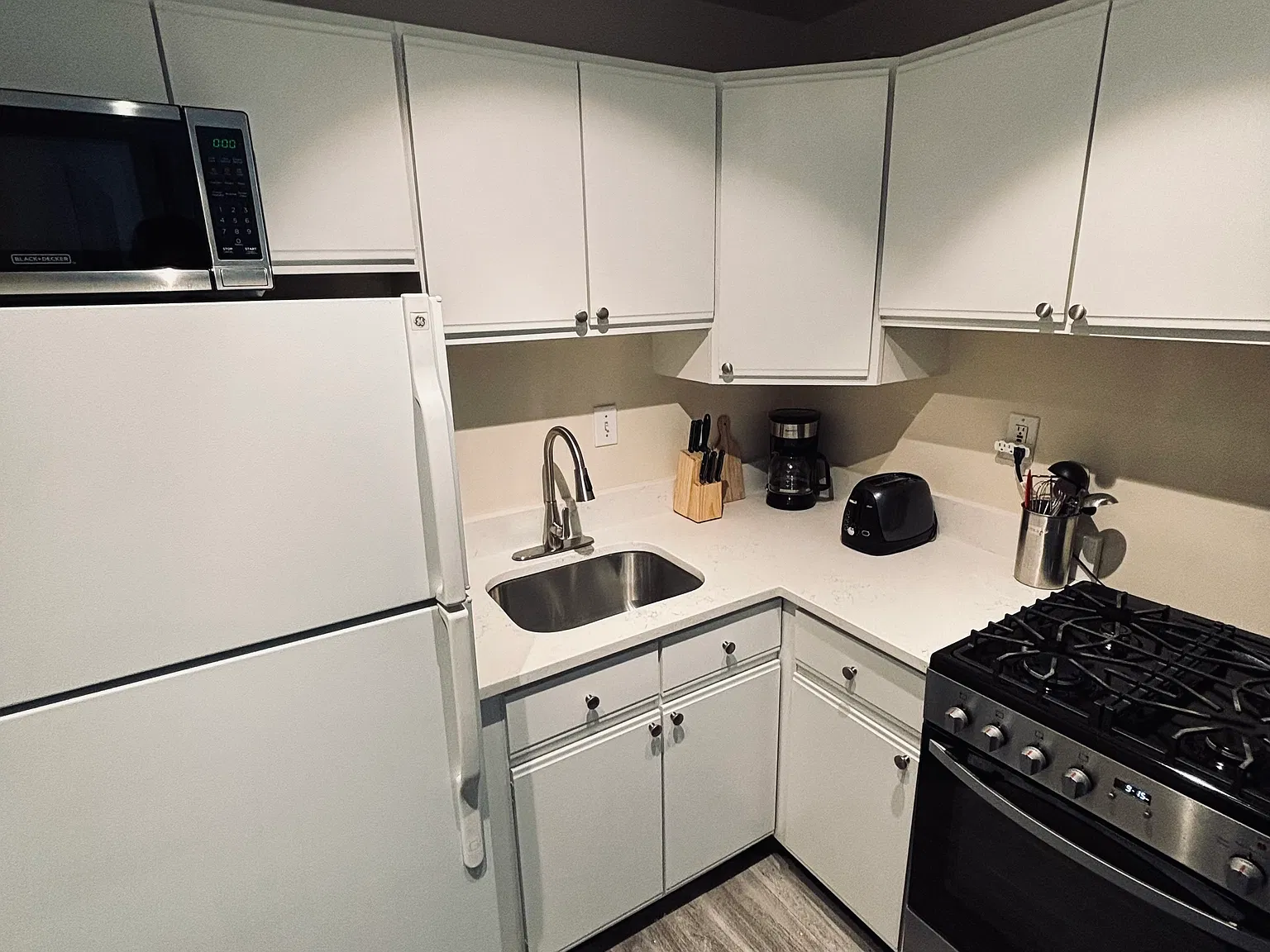 Studio, 440 sqft, $2,350 — Photo 4