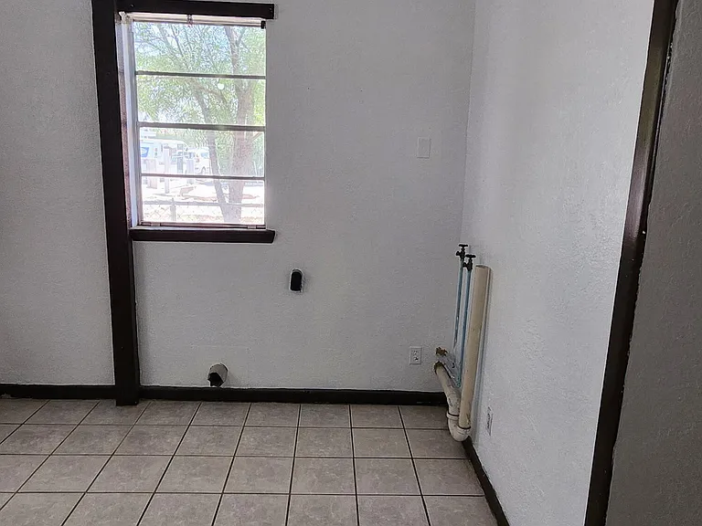 323 Singh St #B — Photo 11