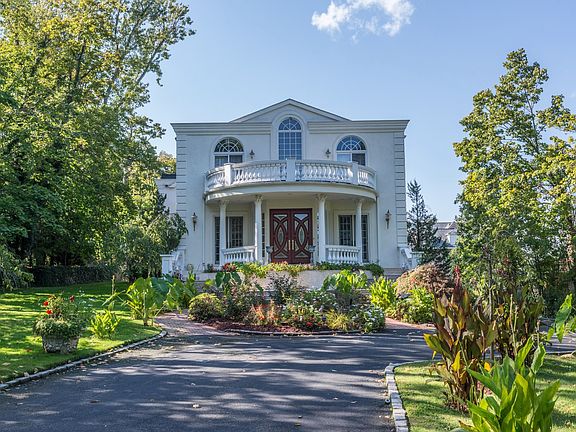 4th image of 8 Hewlett Ln