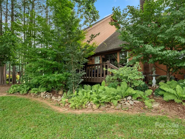 8 Village Dr, Asheville, NC 28803