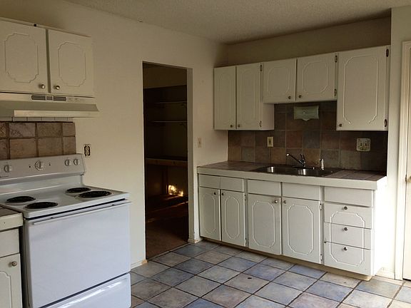 3rd image of 2502 Lowell Ln