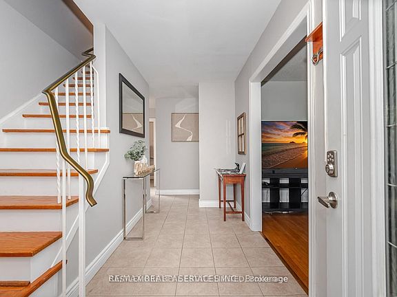 3rd image of 62 Ambleside Dr