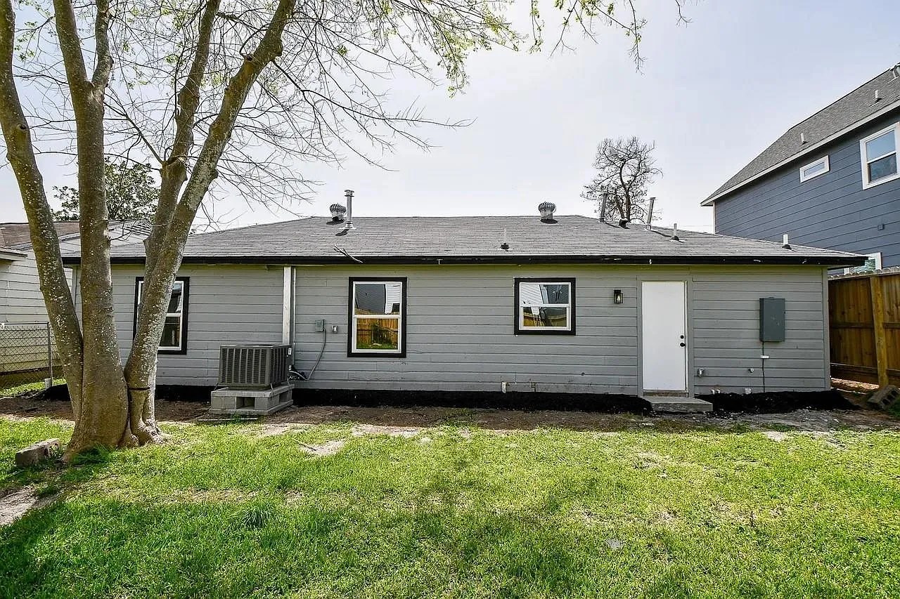3 bed, 1.0 bath, $2,150 — Photo 1
