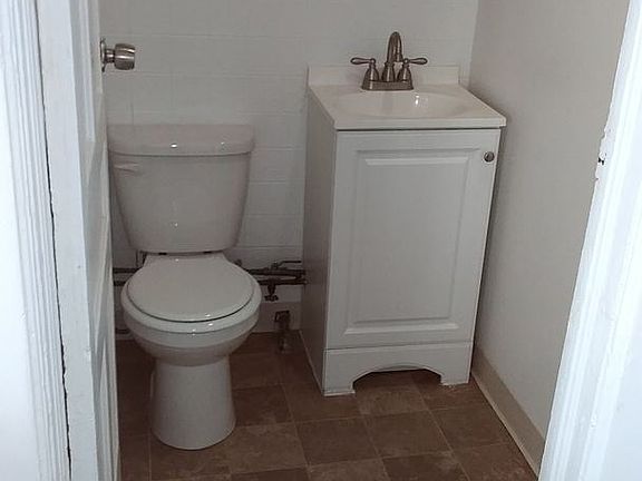 5th image of 448 Hawley Ave #3