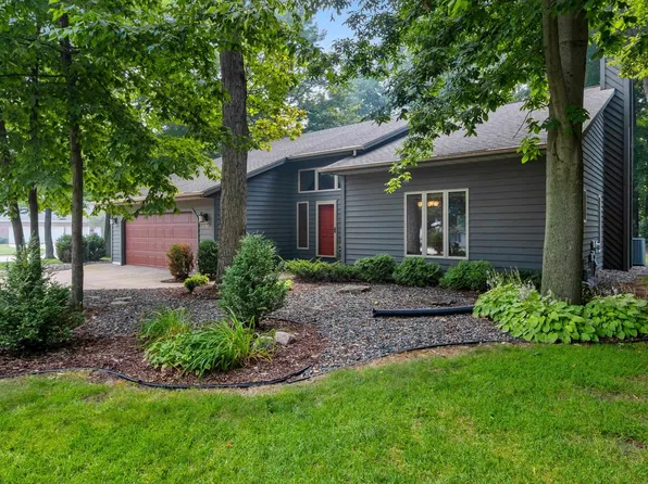 2043 Autumn Leaves Cir, Green Bay, WI 54313