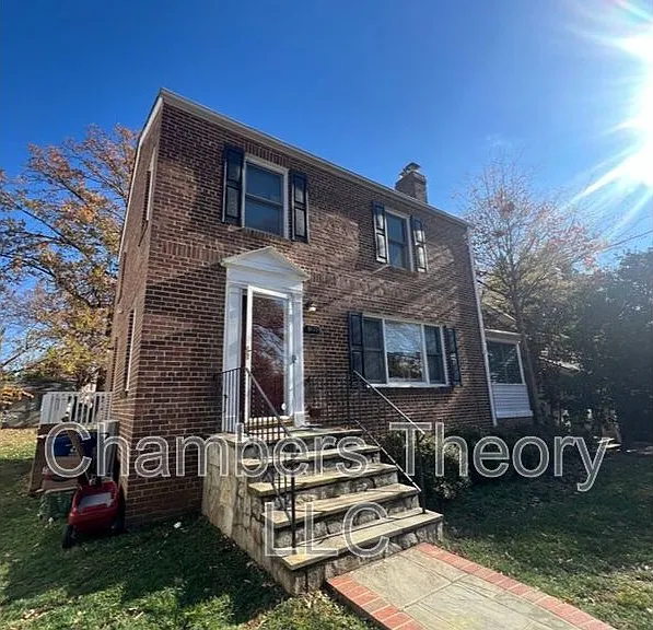 1625 N Stafford St — Photo 1