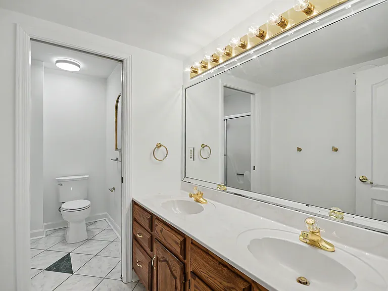 102 Lexington Ln — Photo 24