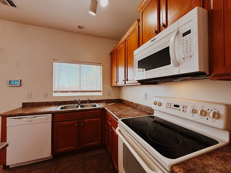 906 S 118th Ln — Photo 8