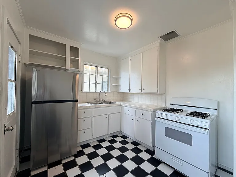 4840 1/4 W 18th St — Photo 2