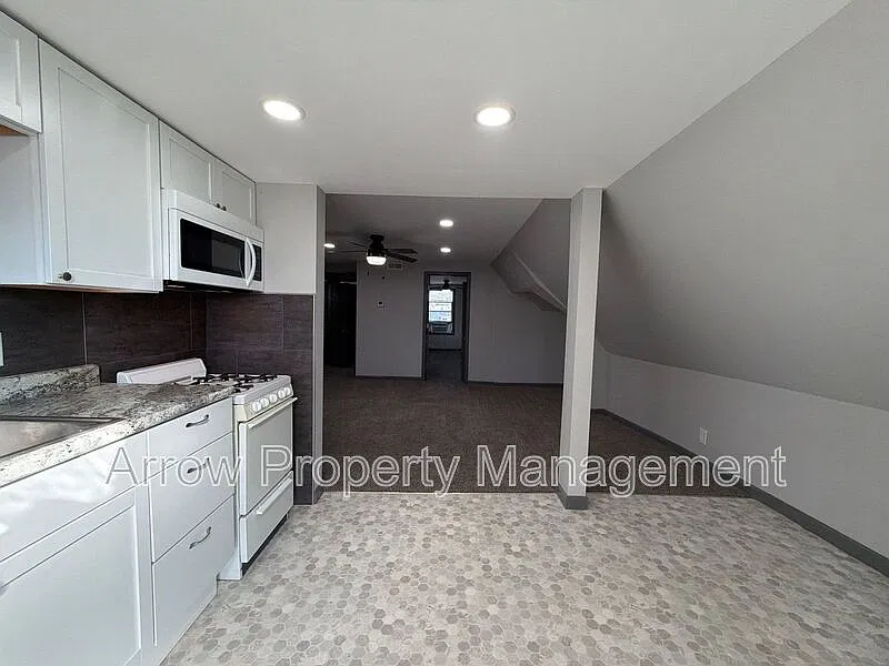 2 bed, 1.0 bath, 728 sqft, $950 — Photo 3