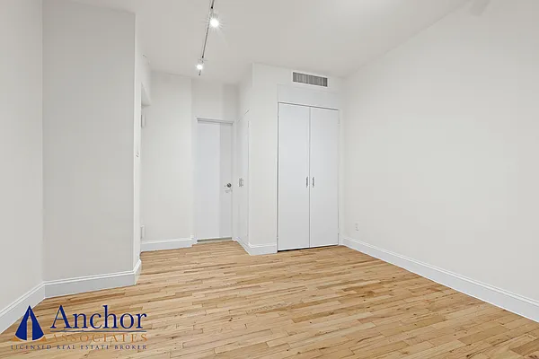 Rented by Anchor Associates | media 23