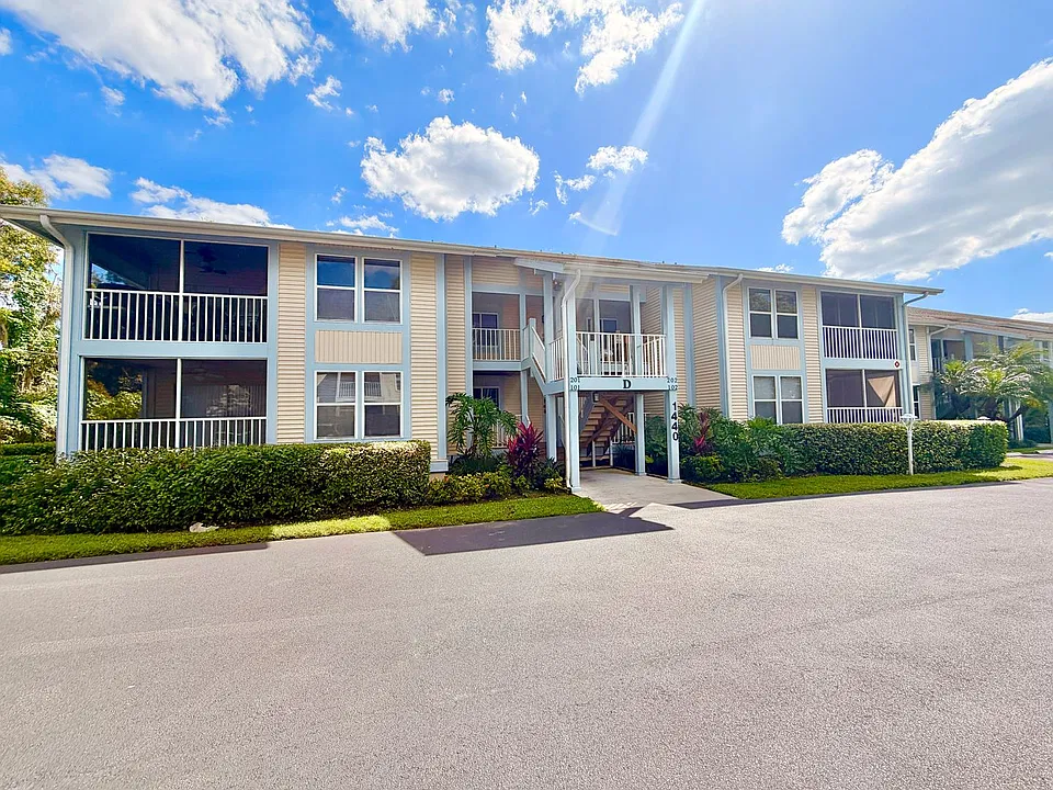 P (Lake Pointe Condo Rentals)