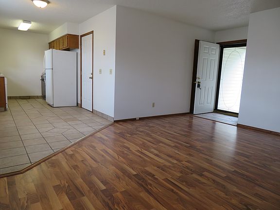 TILE IN ENTRY & KITCHEN!