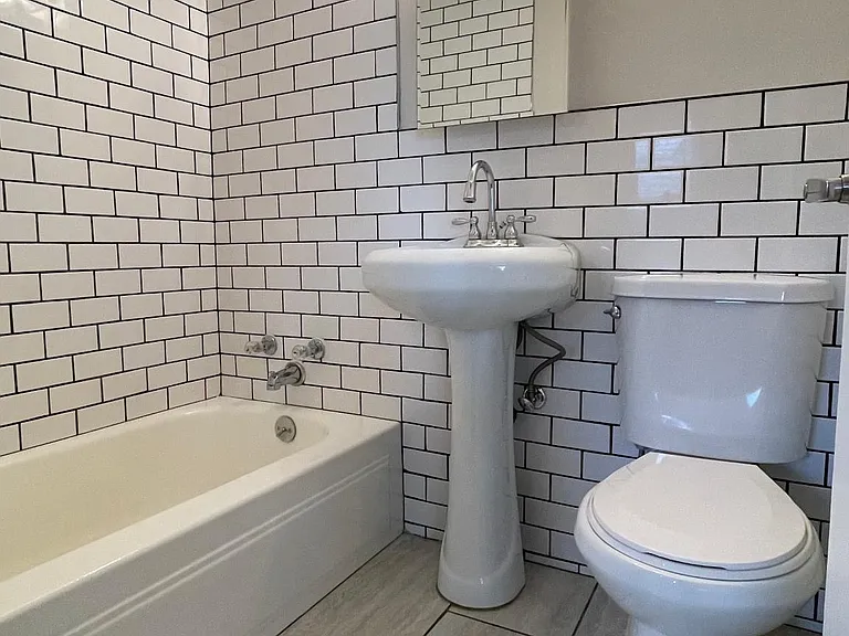 689 Lowry Ave NE #9 — Photo 25