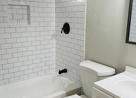 5th image of 310 E Blacklidge Dr