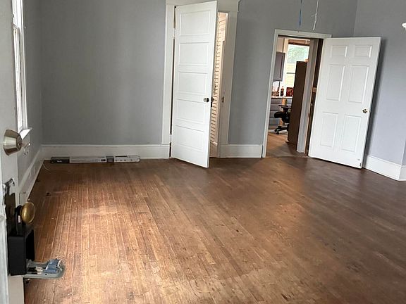3rd image of 410 N Road Street