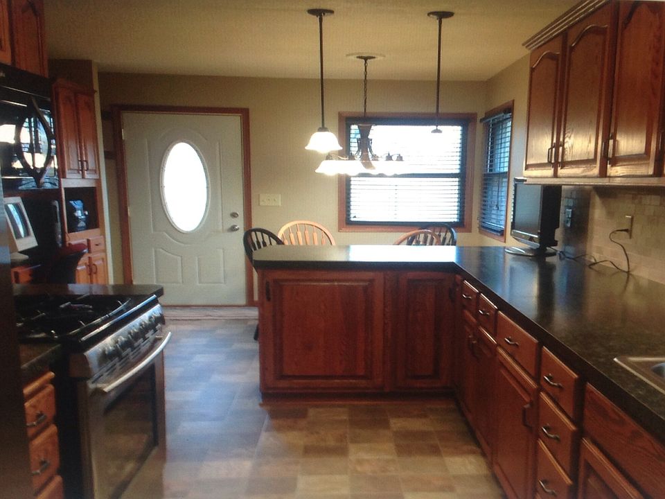2nd image of 2104 Garnet Ln