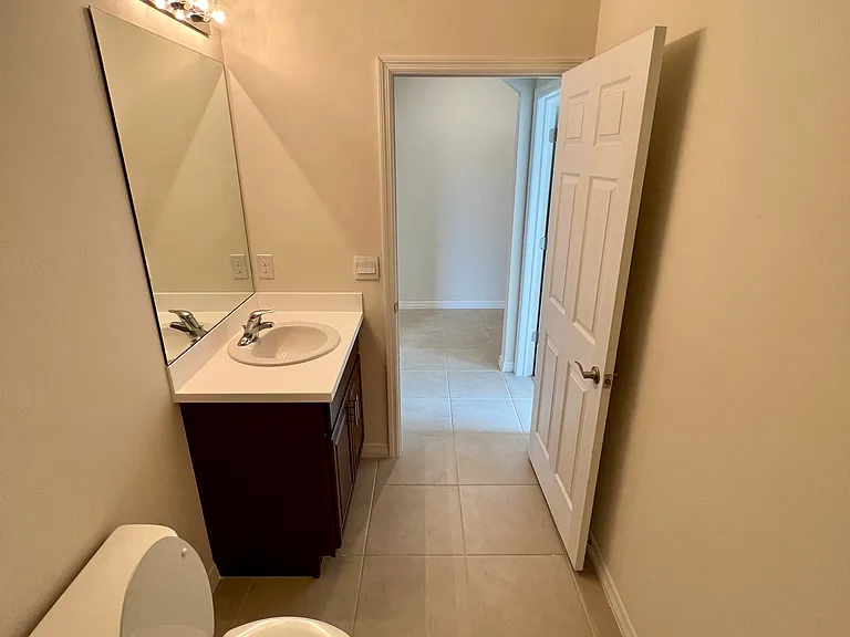 2518 NE 6th Pl — Photo 35