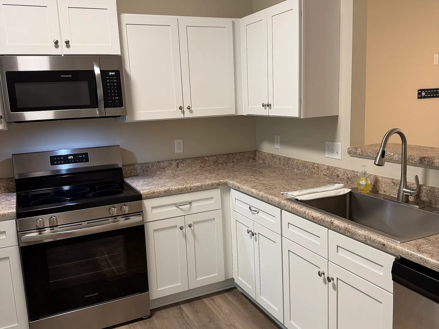 3 bed, 1200 sqft, $2,200 — Photo 2
