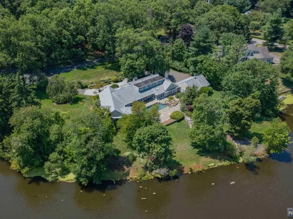 945 Loch Rd, Franklin Lakes, NJ 07417