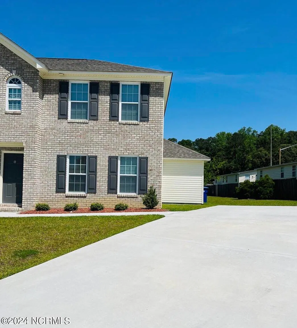 3 bed, 2.5 bath, 1458 sqft, $1,500 — Photo 2