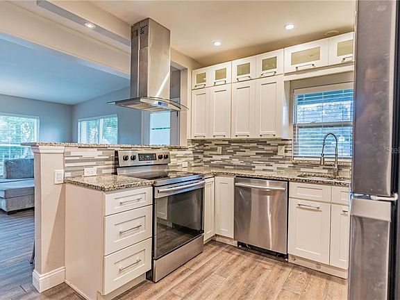 4th image of 301 Fairmont Dr