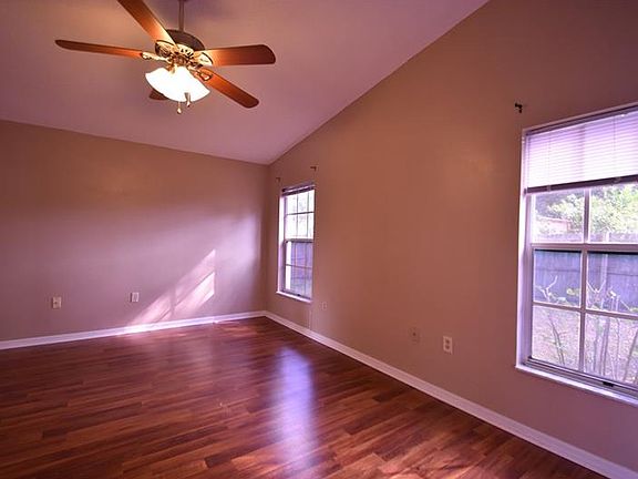 4th image of 301 Douglas Dr