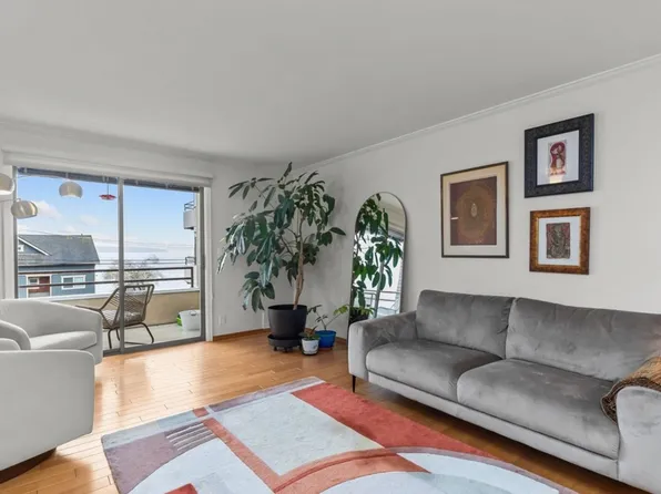4222 Beach Dr SW APT 303, Seattle, WA 98116
