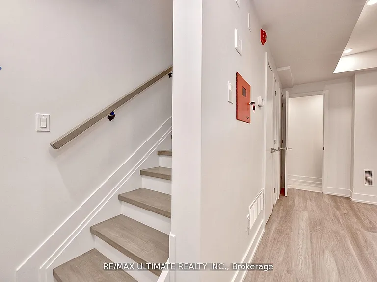 385 McRoberts Ave #LANEWAY — Photo 10