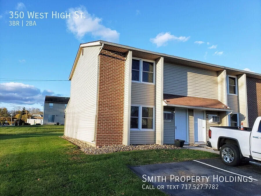 350 West High St. 3 Bed 1.5 Bath Townhome — Photo 2