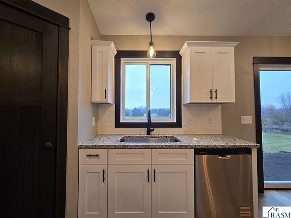 5th image of 913 Three Lakes Ct