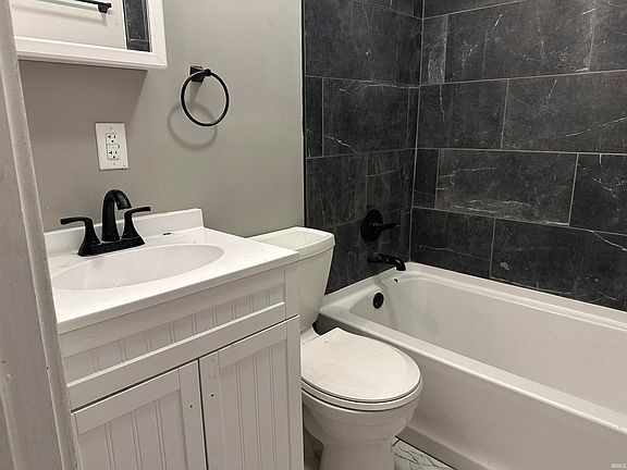 5th image of 230 E Bowman St