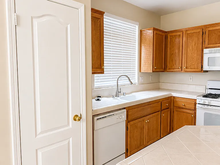 404 Windsor Park Dr — Photo 10