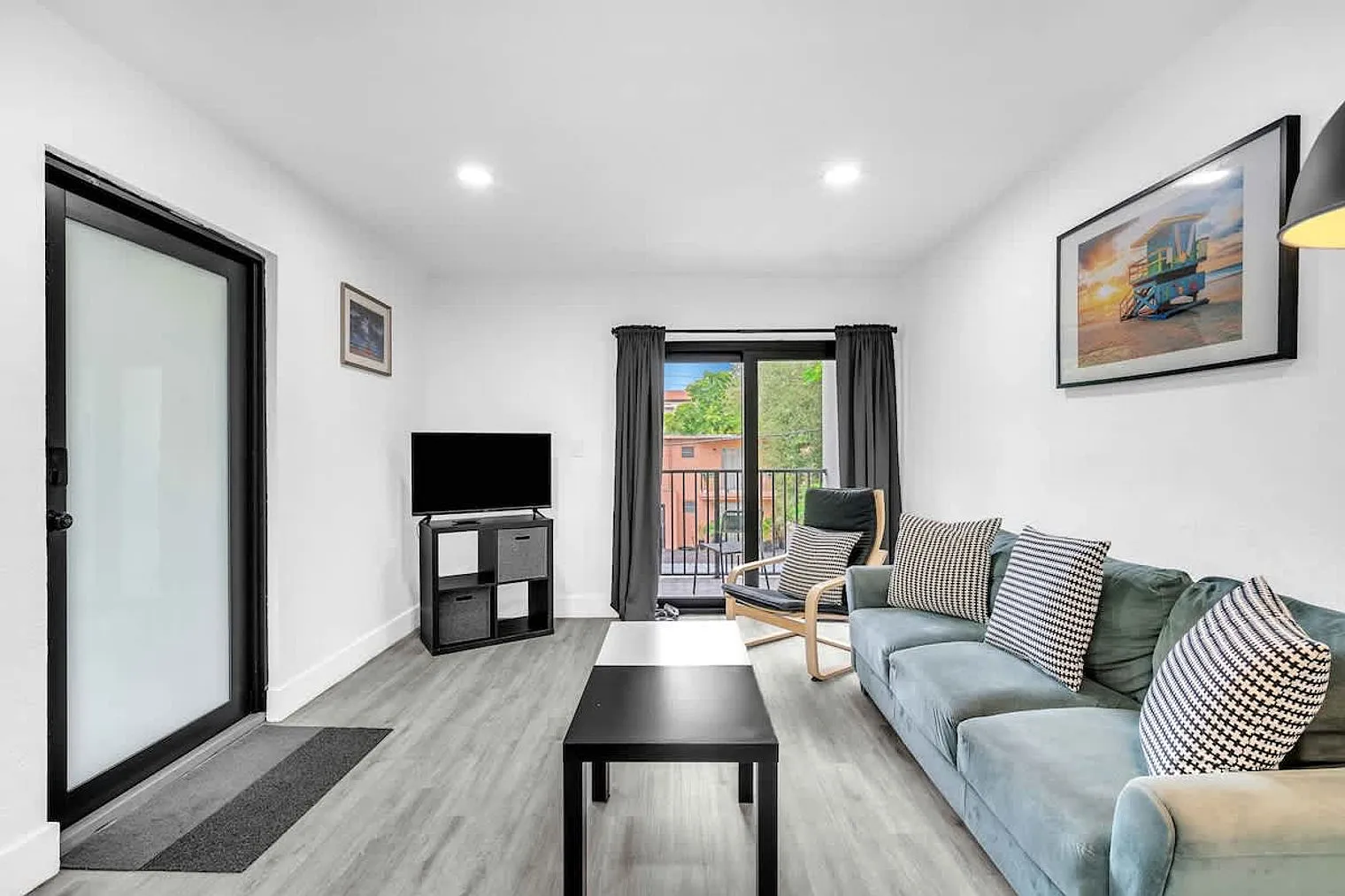 2 bed, 1.0 bath, 796 sqft, $3,177 — Photo 2