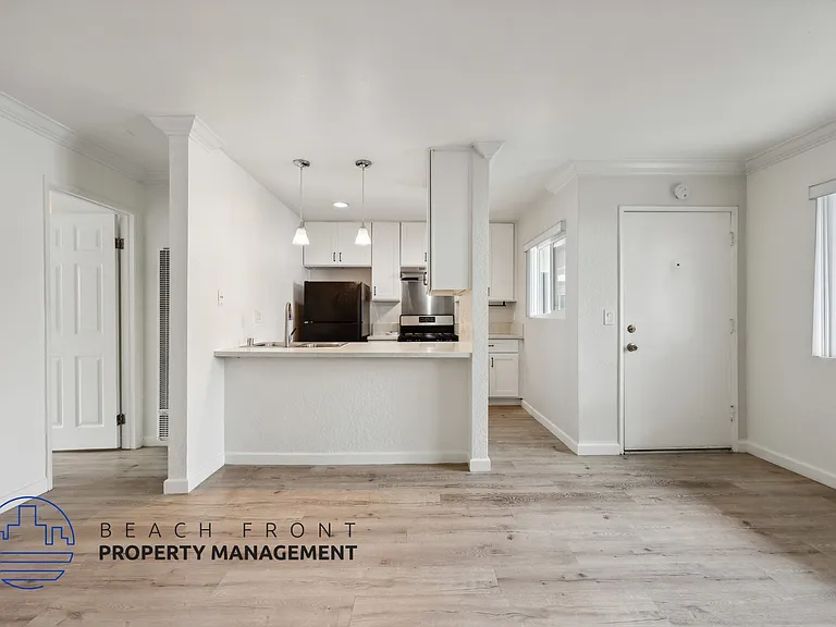 Newport Terrace Apartments — Photo 4