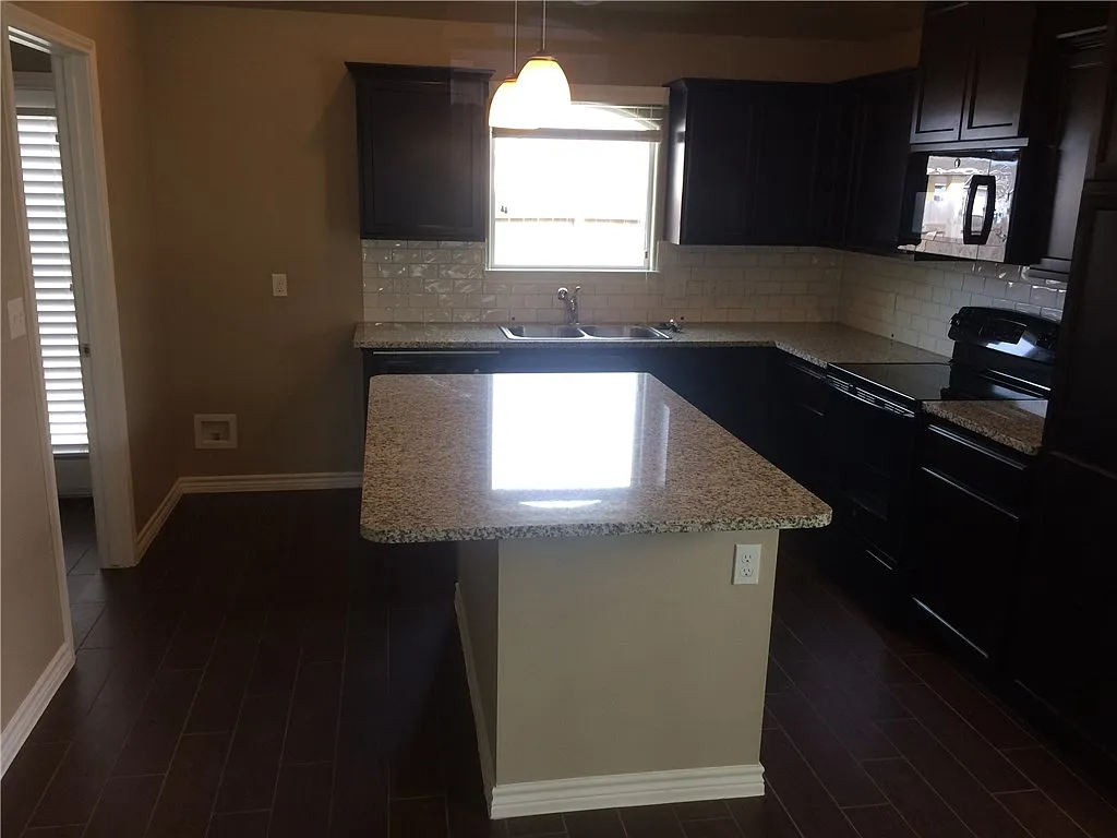 3 bed, 1206 sqft, $1,790 — Photo 3