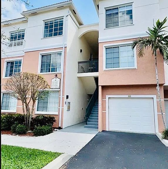 2304 Myrtlewood Cir E #304 — Photo 1