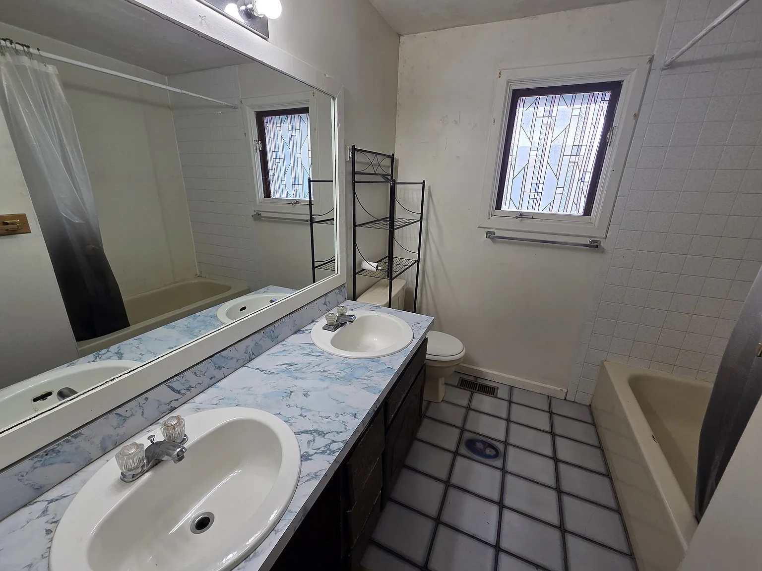 5 bed, 2400 sqft, $2,300 — Photo 2