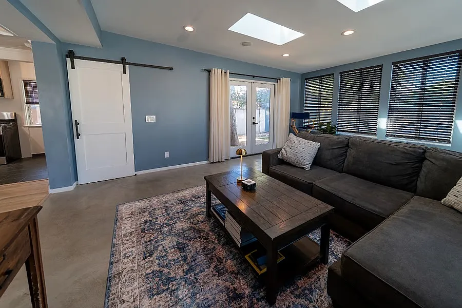 3 bed, 2.5 bath, 1250 sqft, $4,500 — Photo 2
