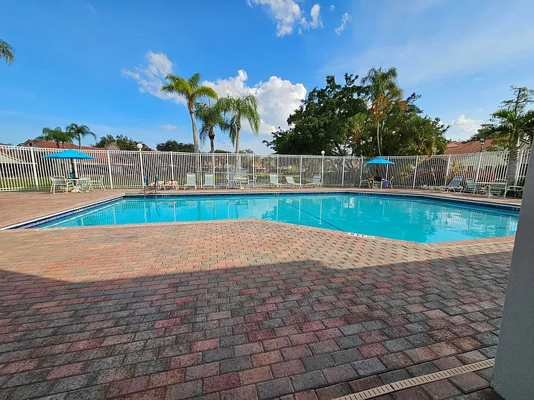 7526 Pinewalk Dr S — Photo 25