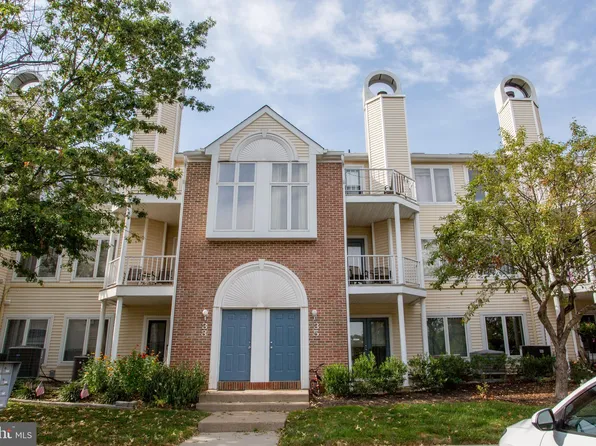 35 Natalie Ct, Levittown, PA 19057