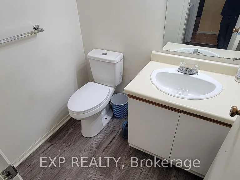 796 Harlequin Cres — Photo 5