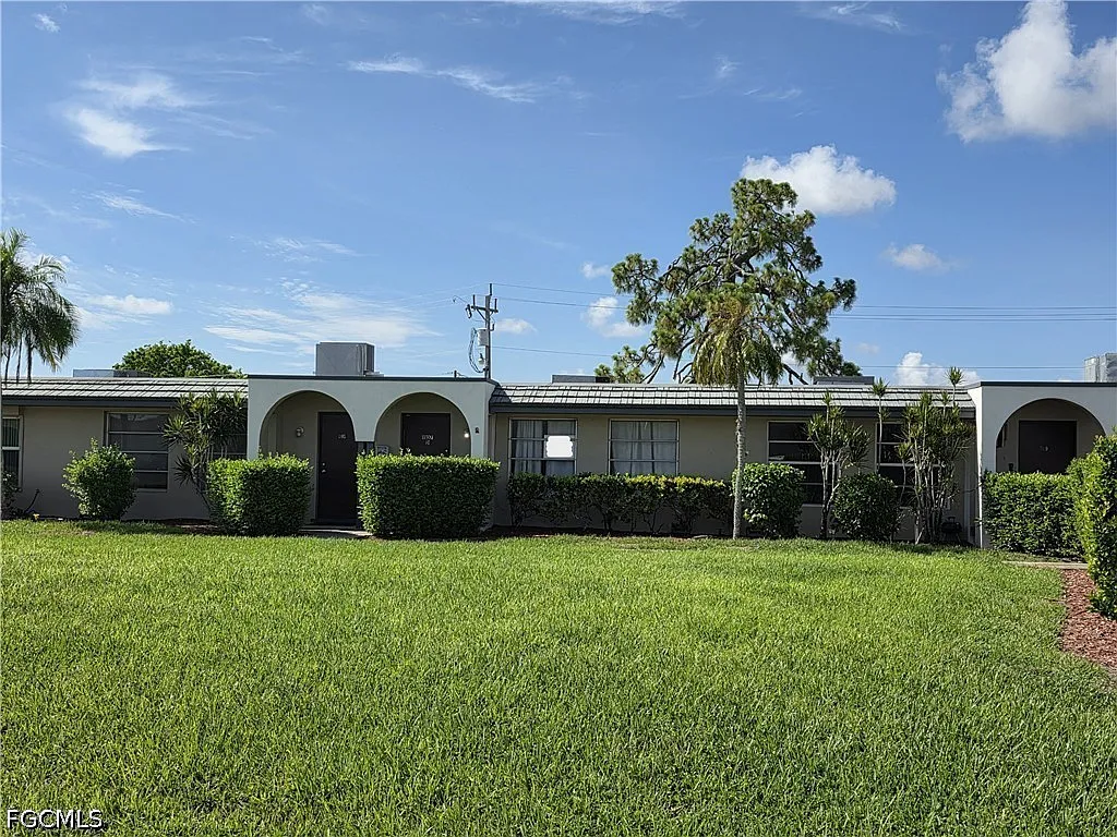 2 bed, 1.0 bath, 812 sqft, $1,200 — Photo 2