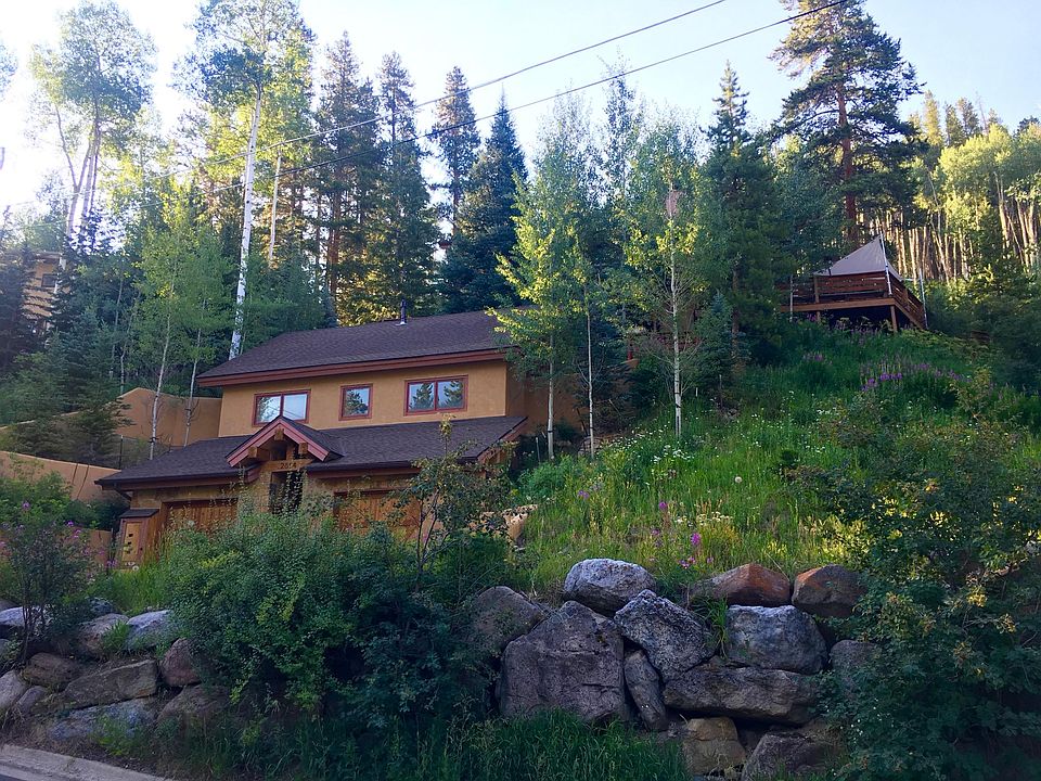 view from street .right side is the rental and rental garage bay