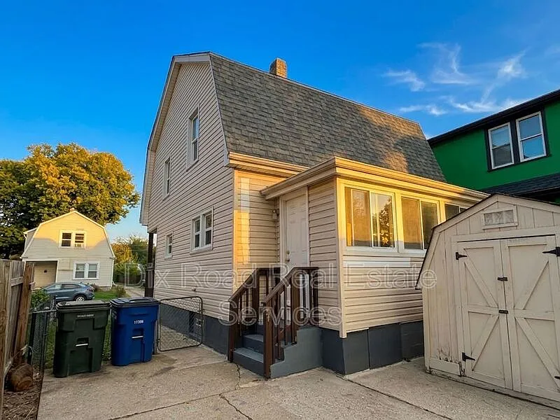3 bed, 1.5 bath, 1048 sqft, $1,195 — Photo 3